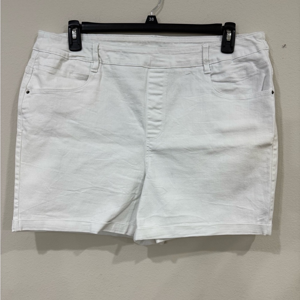 Time and Tru Women's Classic White Shorts